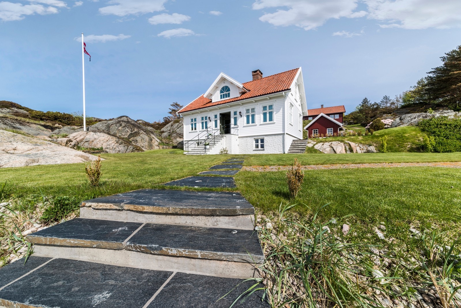 Fantastisk landsted bestående av flere hus og med store brygger. Galleribilde