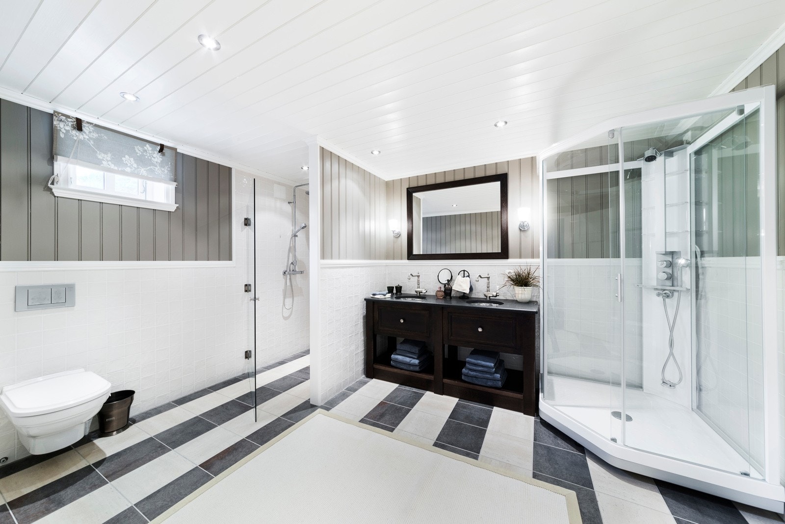 Pent bad fra 2009. Innredningen består av servant, speil, toalett og dusjkabinett. Galleribilde