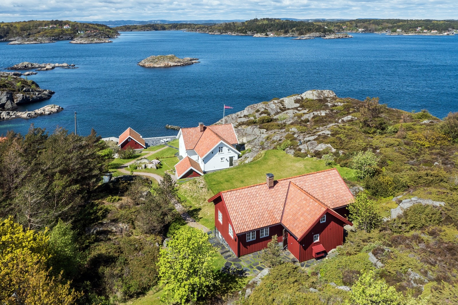Nydelig og tilnærmet usjenert beliggenhet i østre del av Kristiansand-skjærgården, nær fastland i Randesund. Galleribilde