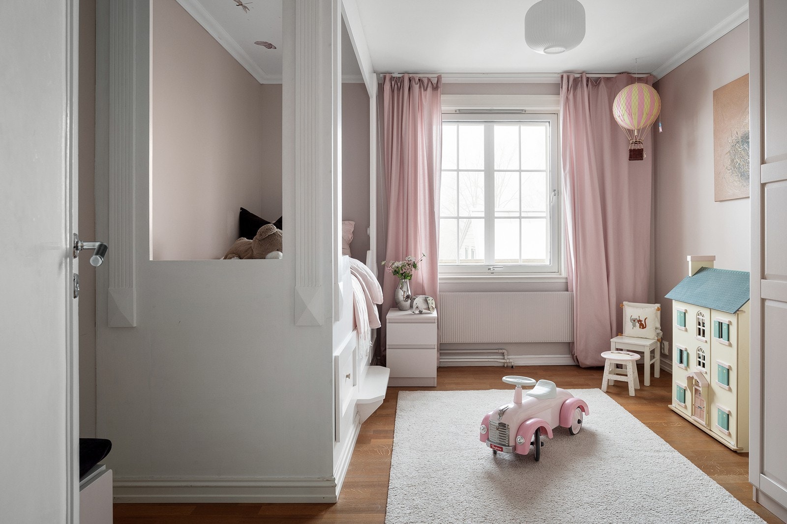 Lyst og fint barnerom i 2. etasje Galleribilde