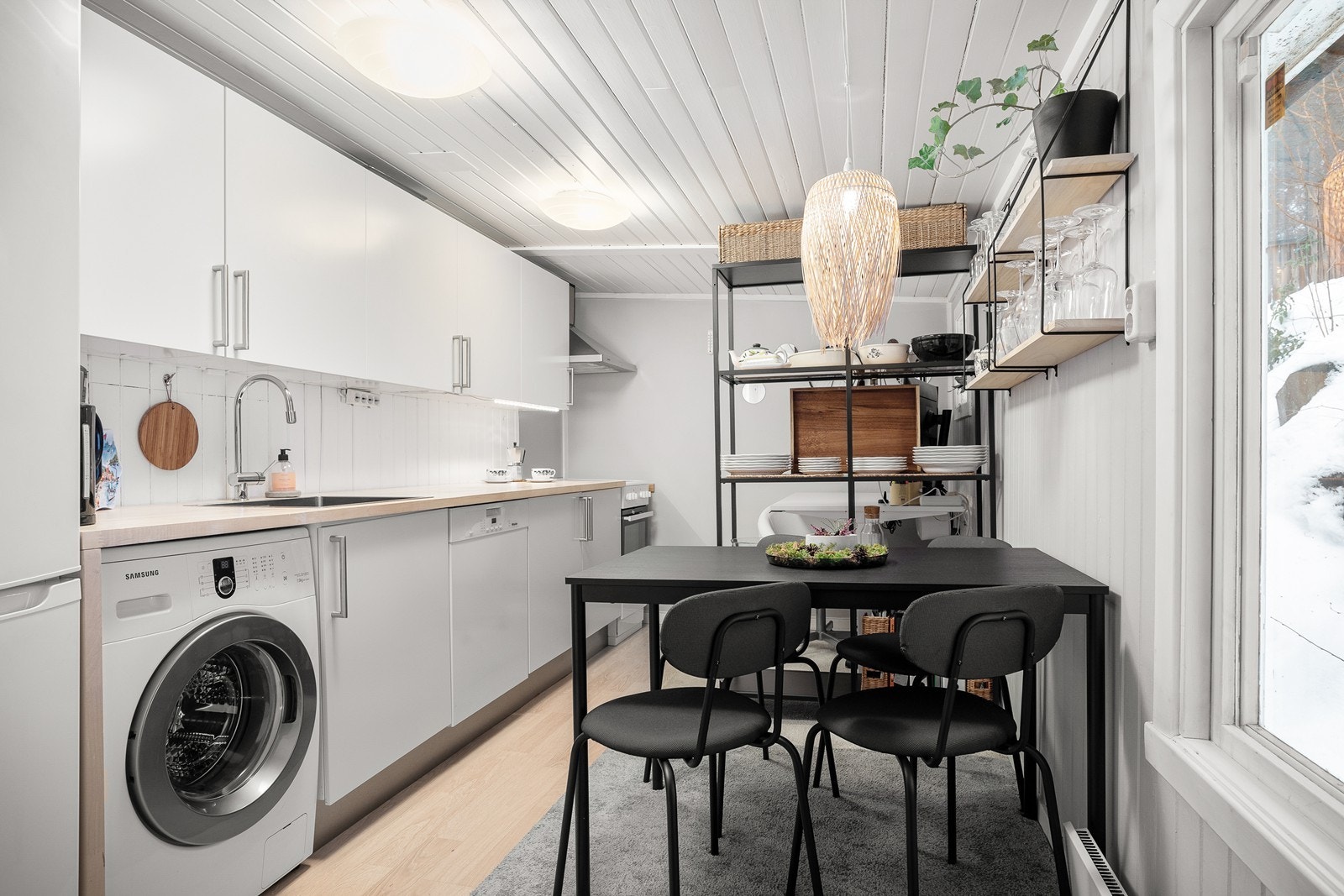 Deler av boligen har egen inngang i 1. etasje og er utleid. Direkte inngang til kjøkken med inngangsdør fra 2023 Galleribilde