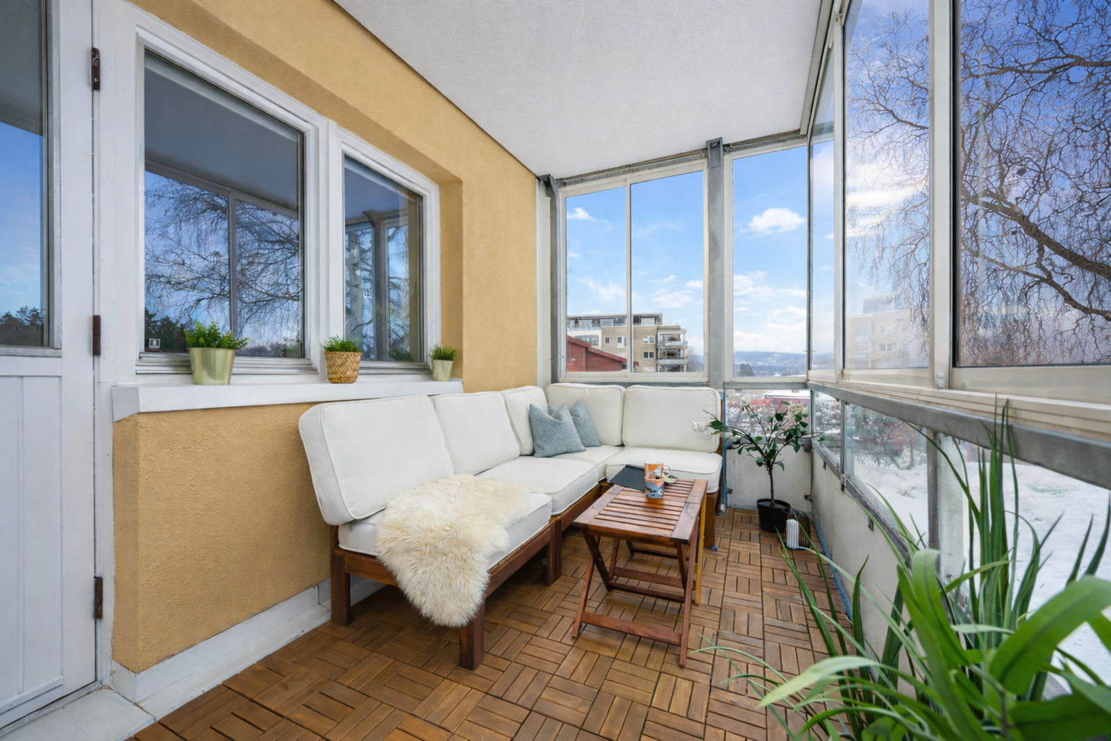 Fra stuen har du direkte tilgang til en innglasset balkong på romslige 9 m². Galleribilde