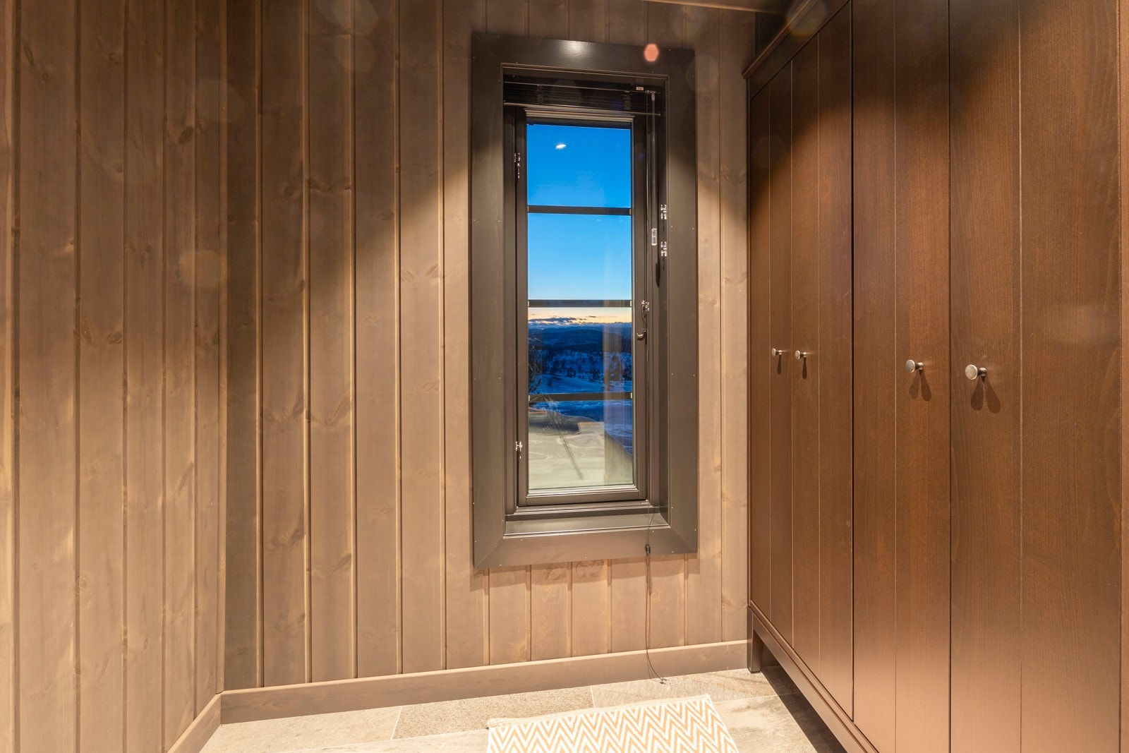 Det er gode oppbevaringsmuligheter i form av garderobeløsning med skapplass til yttertøy og sko. Galleribilde