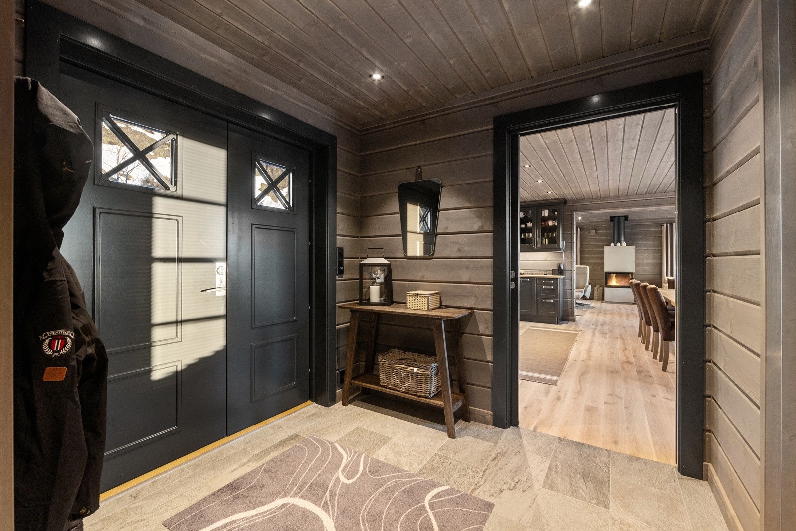 Entréen er romslig og innbydende med flislagt gulv som er praktisk og slitesterkt. Galleribilde