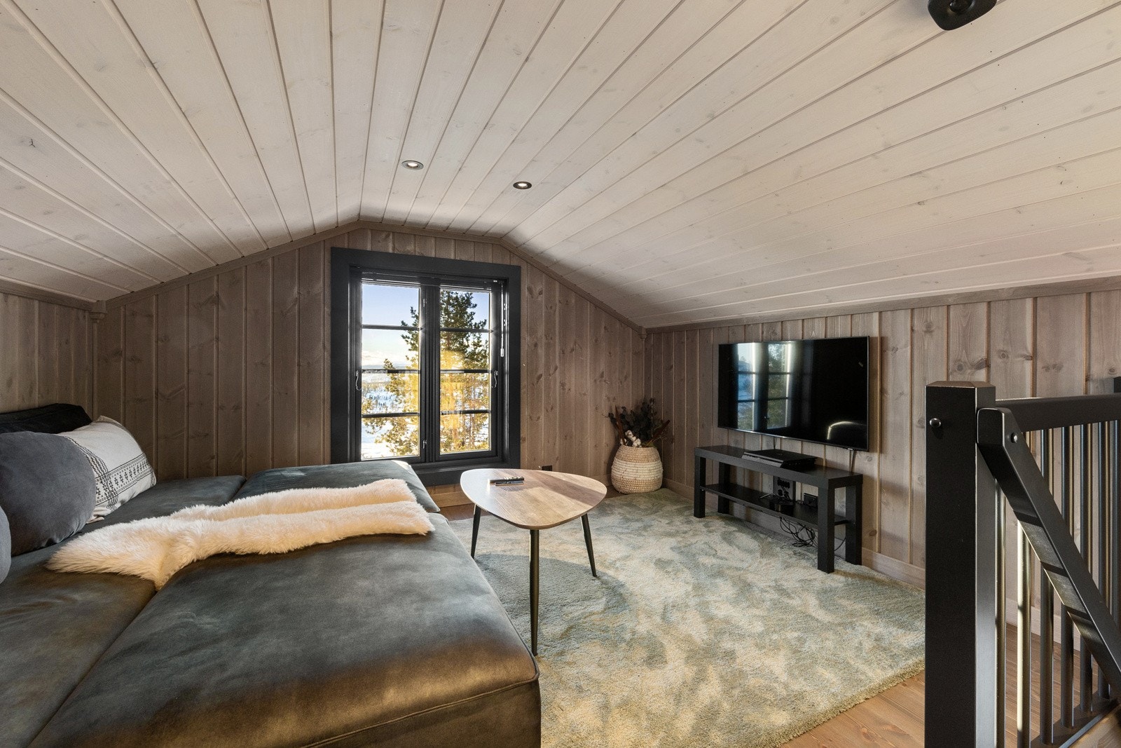 Hems med lun og hyggelig atmosfære, et fint sted å trekke seg tilbake etter en lang dag ute i naturen med en god film, bok eller spill. Galleribilde