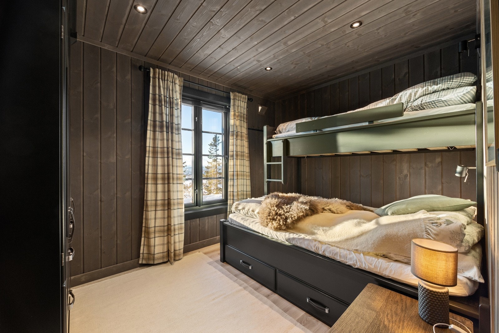 Hytta har to soverom i første etasje, begge med en lun og harmonisk atmosfære. Galleribilde