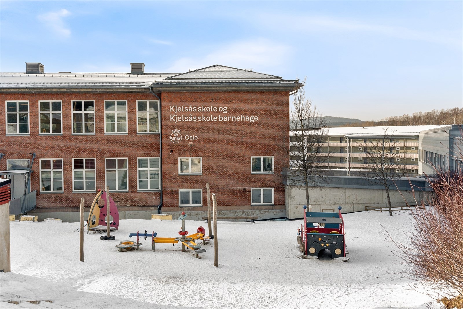 Boligen ligger med kort gangavstand til skoler, barnehager, dagligvarebutikker, trikk, buss og tog. I nærområdet finner du idrettsplasser, badeplasser og et bredt utvalg turmuligheter hele året. Galleribilde