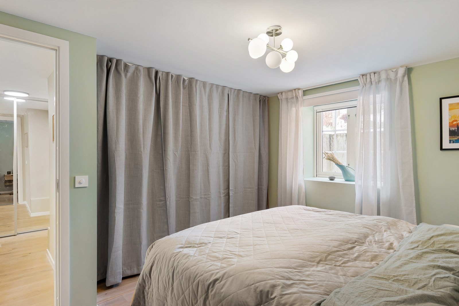 Det er god plass til lagring i garderobeskap. Galleribilde