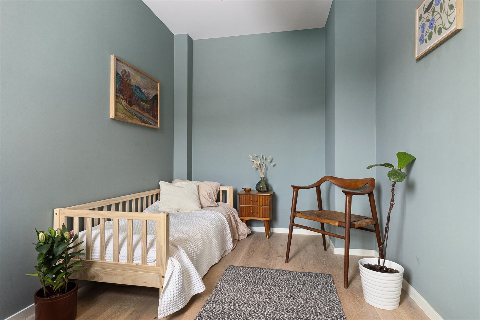 Rommet passer perfekt som soverom, kontorplass eller gjesterom. Galleribilde