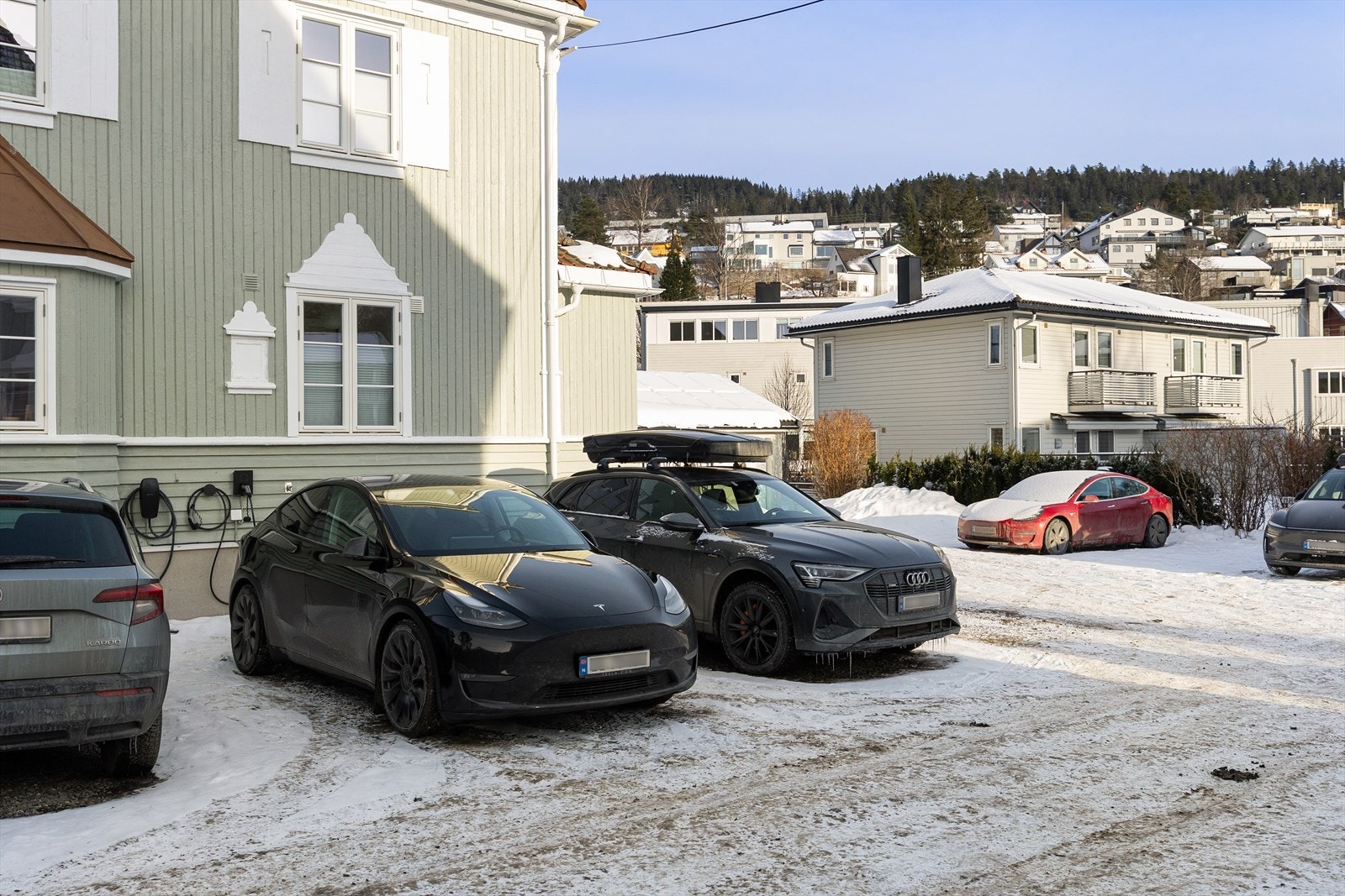 Det medfølger 1 biloppstillingsplass med elbillader. Galleribilde