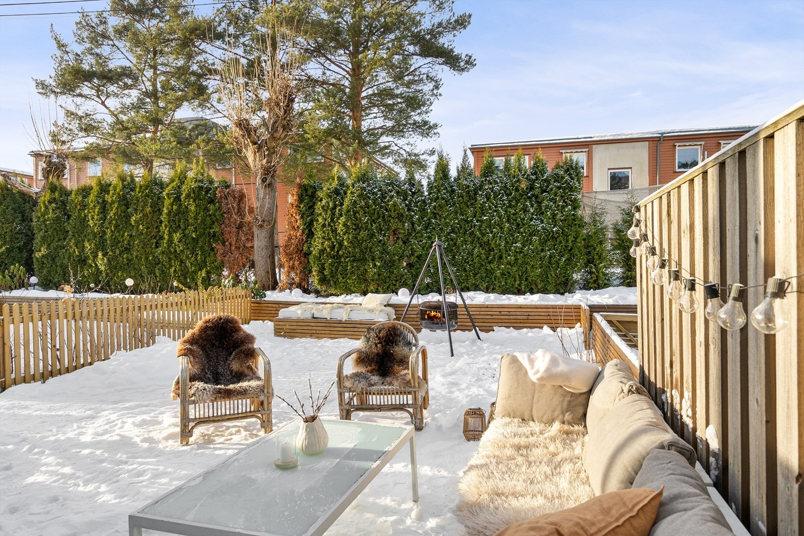 Boligen disponerer et fantastisk uteområde som virkelig løfter helhetsopplevelsen. Galleribilde