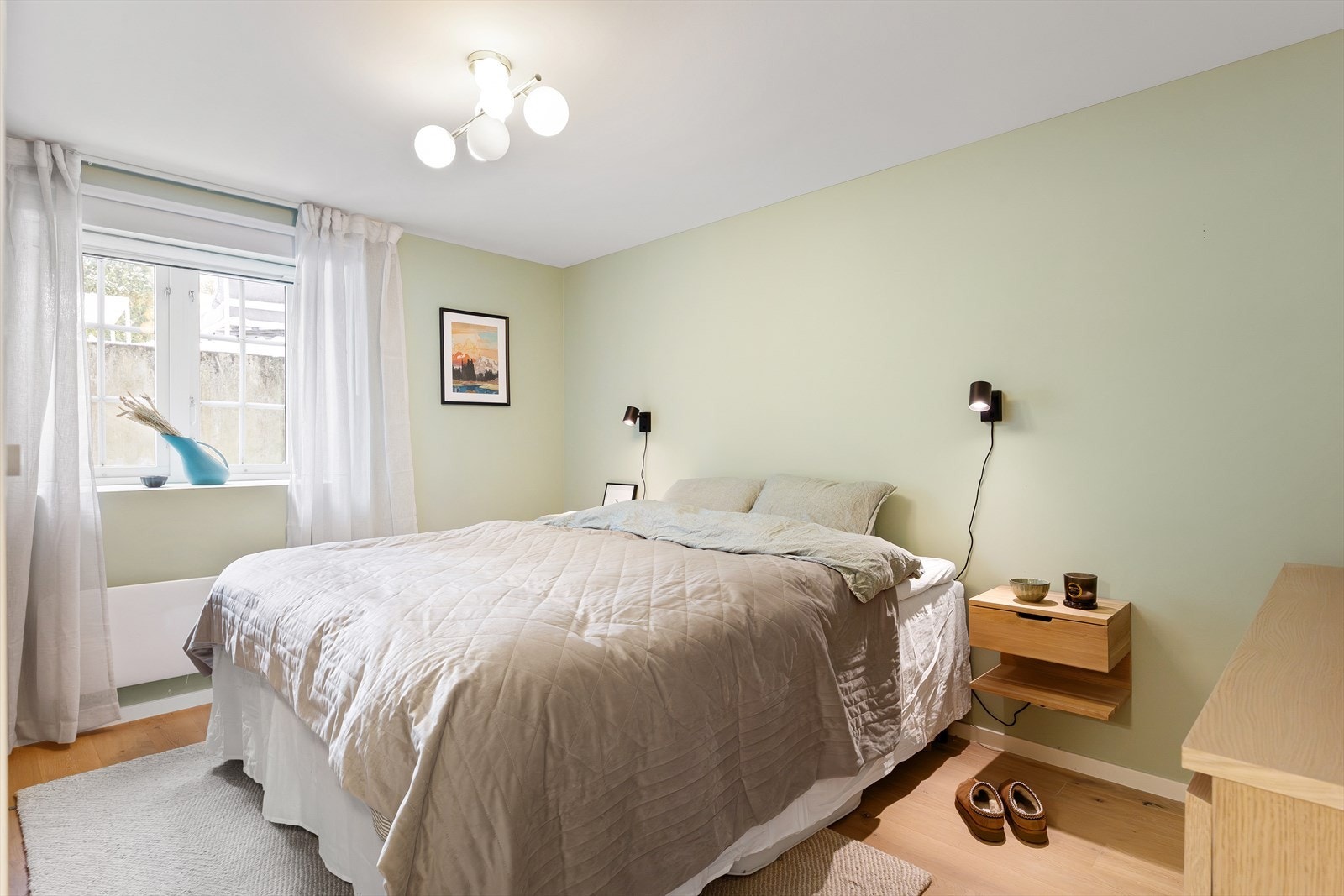 Romslig hovedsoverom med god plass til dobbeltseng og annet møblement. Galleribilde