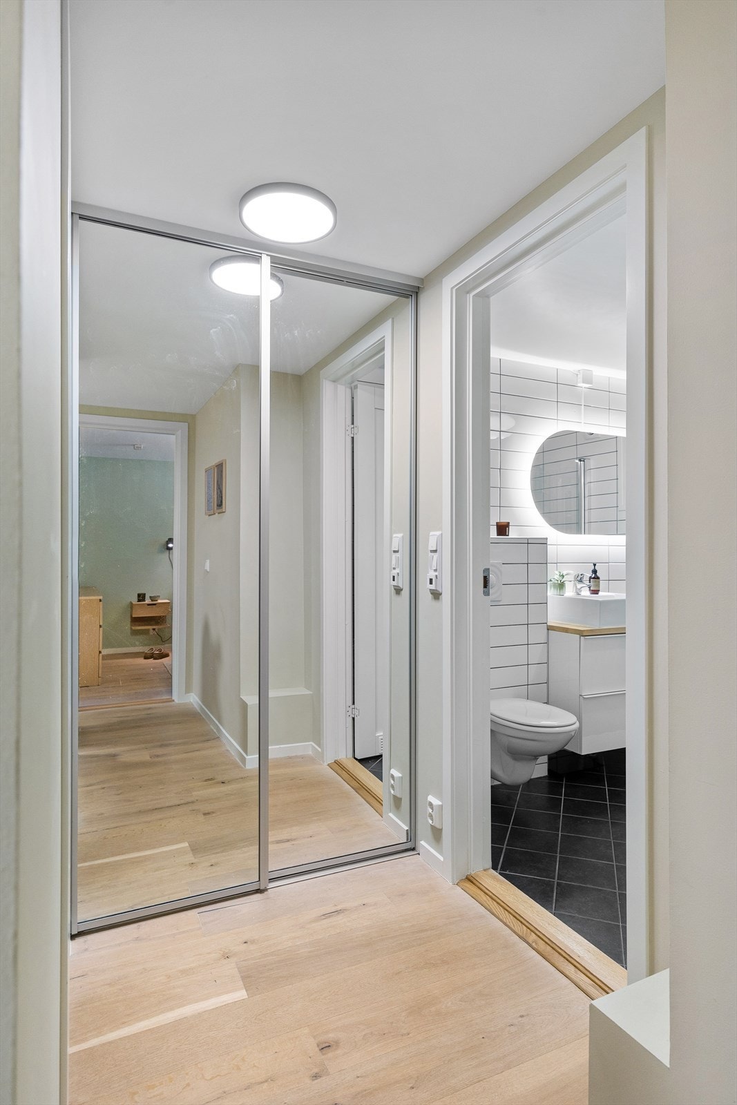 Gangen har skyvedørsgarderobe som gir gode oppbevaringsmuligheter. Perfekt til oppbevaring av yttertøy, sko eller diverse husholdningsartikler. Galleribilde