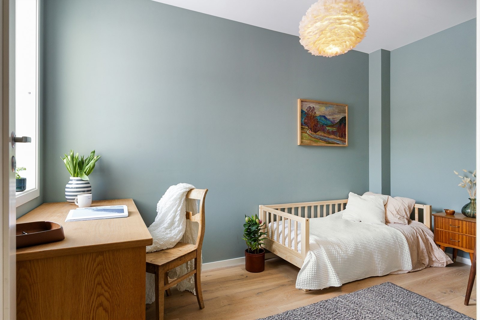 Etasjen har et pent soverom med plass til seng og skrivepult. Galleribilde