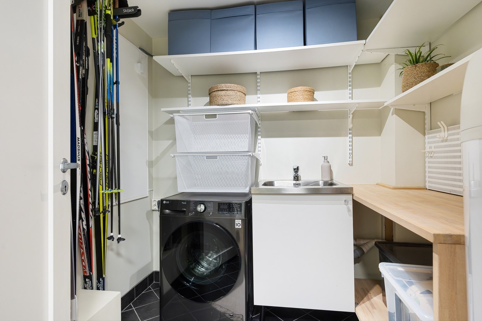 Meget praktisk separat vaskerom og bod med opplegg for vaskesøyle, utslagsvask og Elfa hyllesystem. Her er det god lagringsplass og funksjonelle løsninger. Opplegg for vaskemaskin. Galleribilde