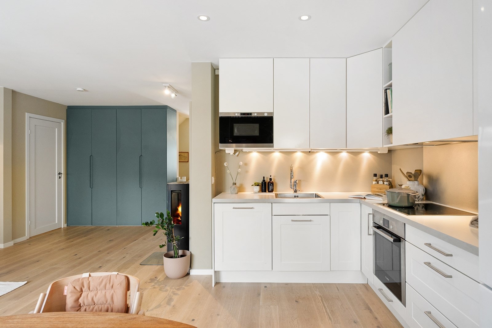 Over stekesonen er det mekanisk avtrekksvifte. Kjøkkenet er utstyrt med integrert oppvaskmaskin, platetopp og stekeovn, samt praktisk kombiskap. Galleribilde