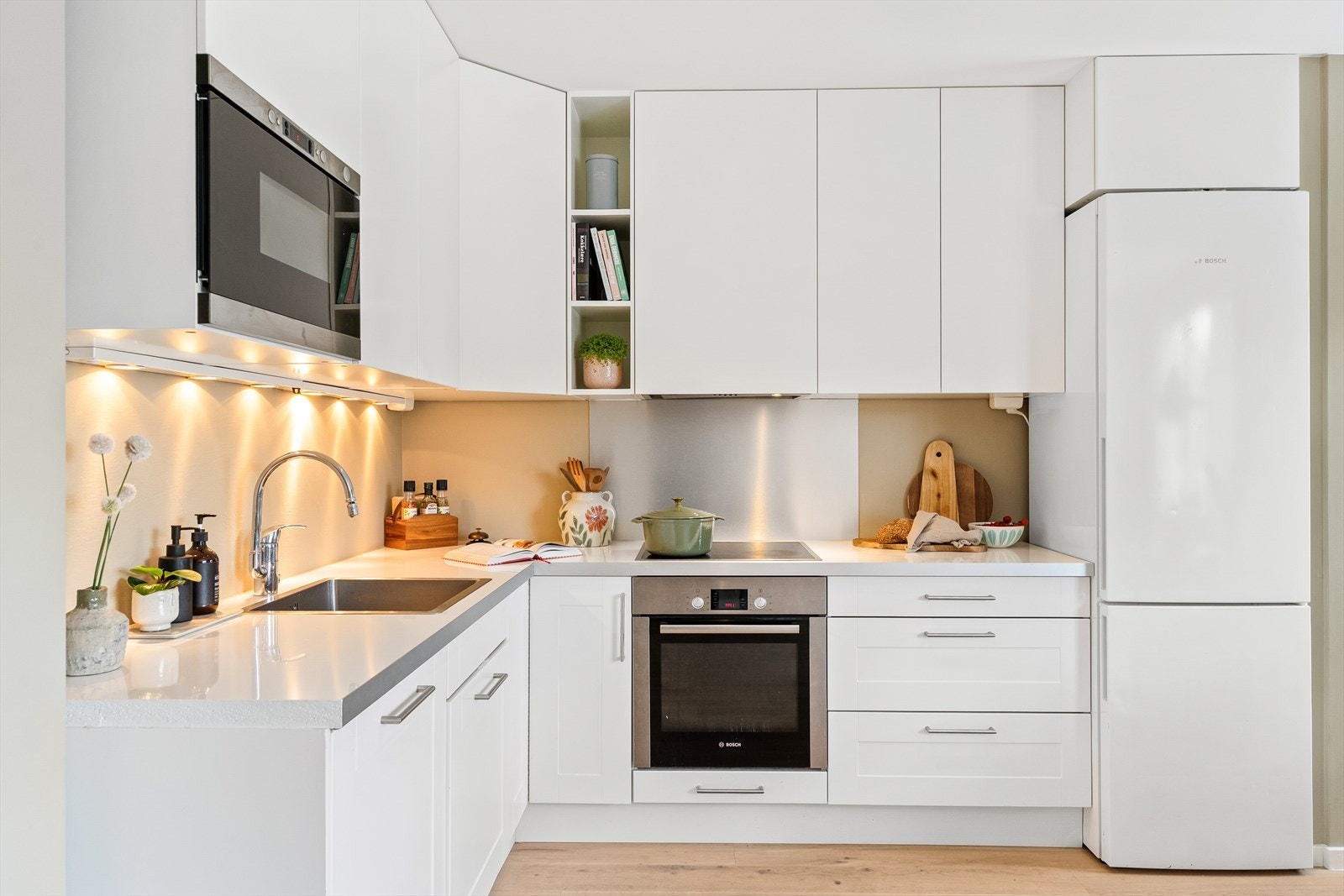 Innredningen har laminert benkeplate med nedfelt oppvaskkum og ettgreps blandebatteri fra Grohe. Galleribilde