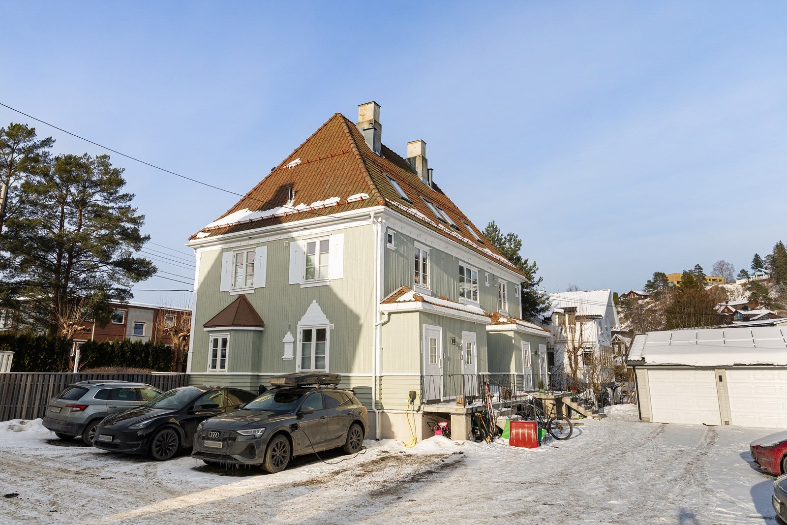 Boligen ligger med kort gangavstand til skoler, barnehager, dagligvarebutikker, trikk, buss og tog. I nærområdet finner du idrettsplasser, badeplasser og et bredt utvalg turmuligheter hele året. Galleribilde