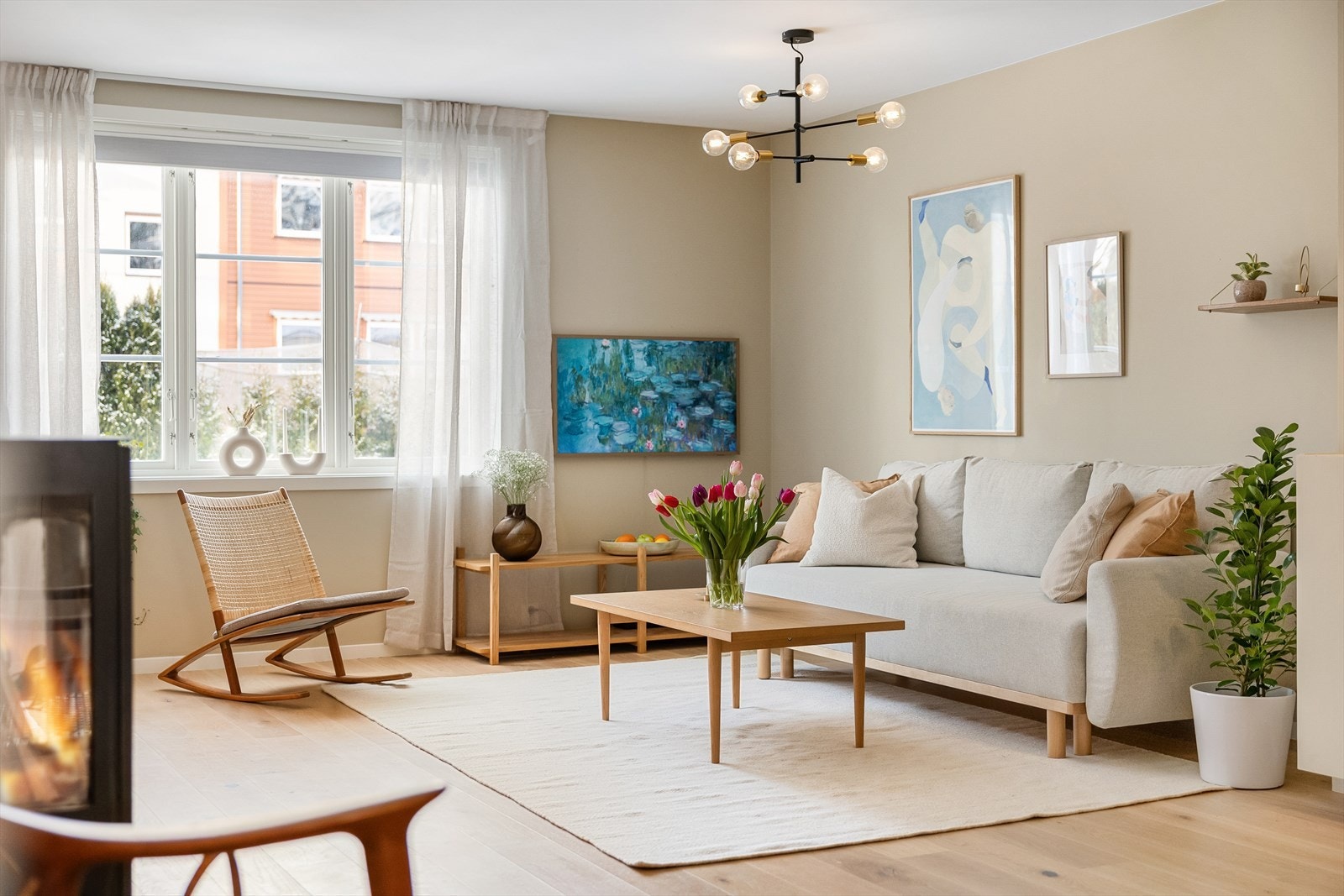 Flott og delikat stue med god plass til sofa og øvrig møblement. Rommet fikk ny parkett i 2022, noe som gir et moderne og helhetlig uttrykk. Galleribilde