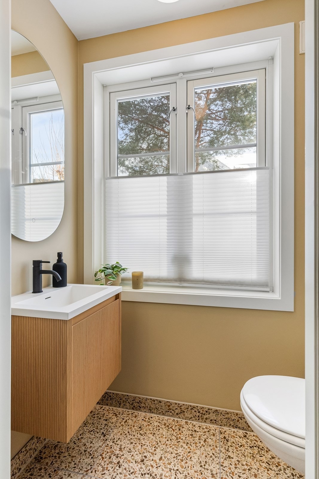 Toalettrommet ble pusset opp i 2025 og fremstår moderne og delikat med nye fliser, varmekabler, ny innredning og speil. Videre har toalettrommet naturlig avtrekk, veggmontert wc samt servantskap med ettgreps blandebatteri. Galleribilde