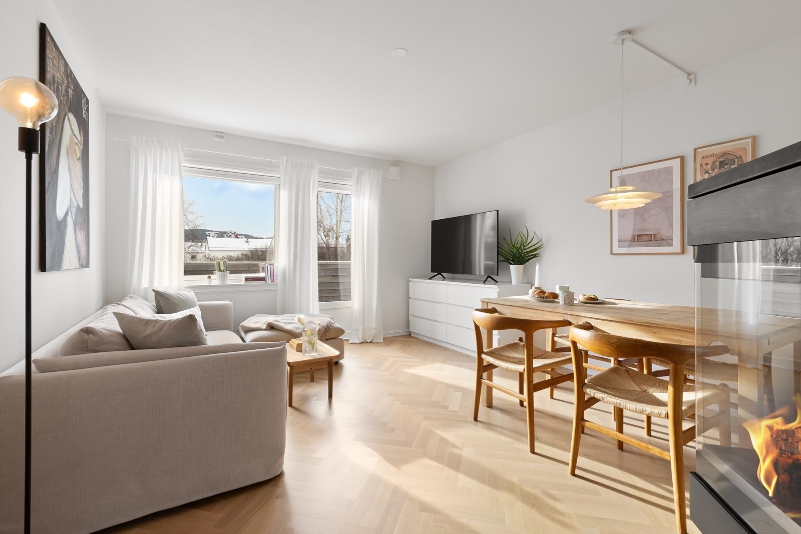 Leiligheten ble omgjort og betydelig oppusset i 2024 og fremstår som et gjennomført og lekkert hjem i skandinavisk stil med smarte løsninger. Galleribilde