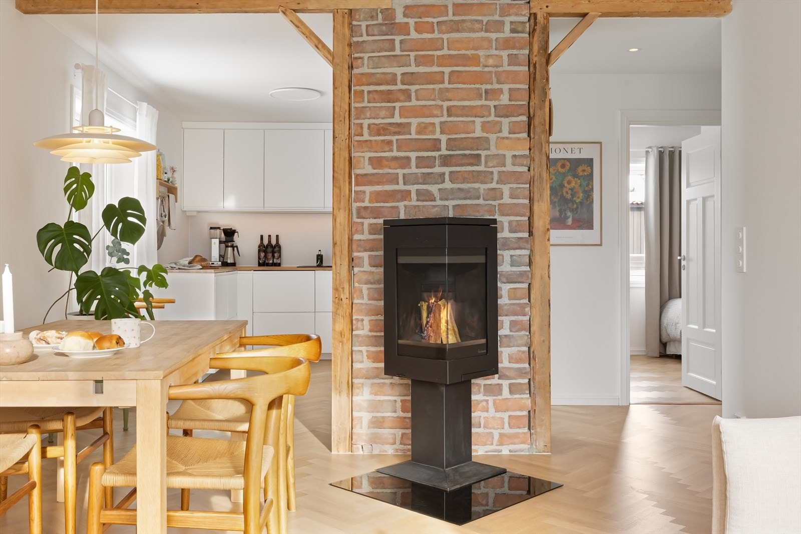 Her er det rustikk teglstein og sjarmerende trebjelker, kombinert med klassisk og tidløs fiskebeinsparkett og ellers stilrene overflater i delikate farger. Galleribilde