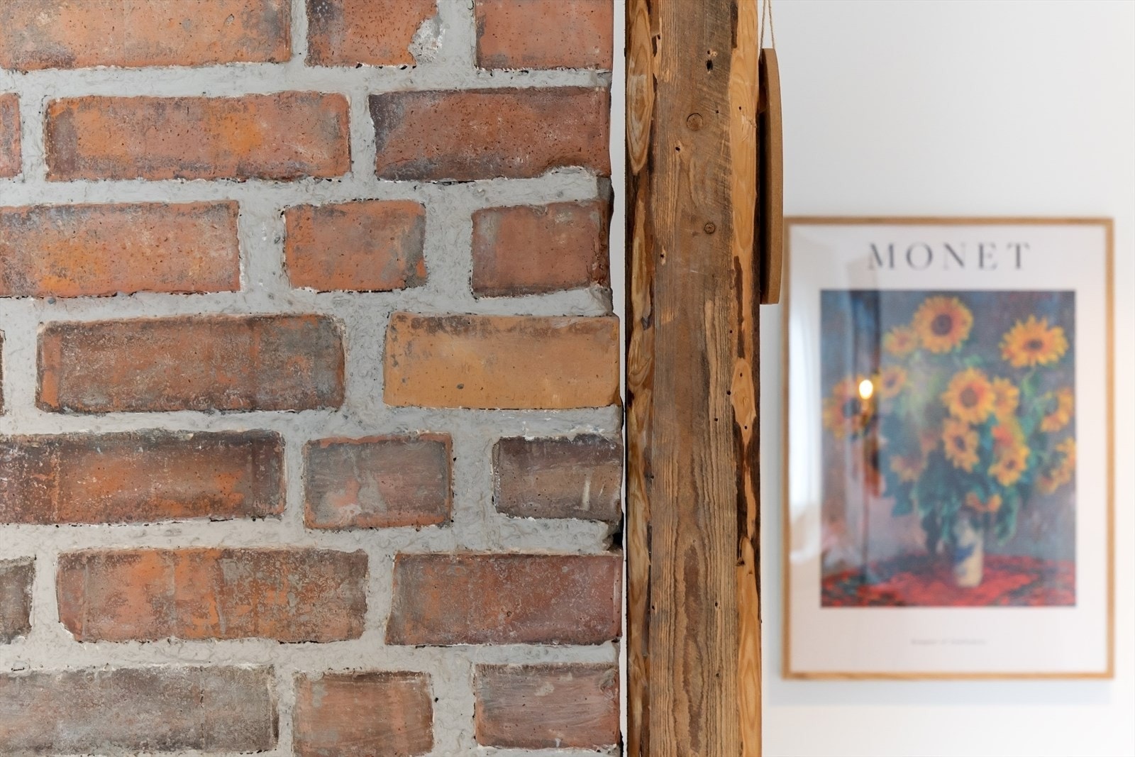 Sjelfull teglstein og orginalbjelker fra byggeår Galleribilde