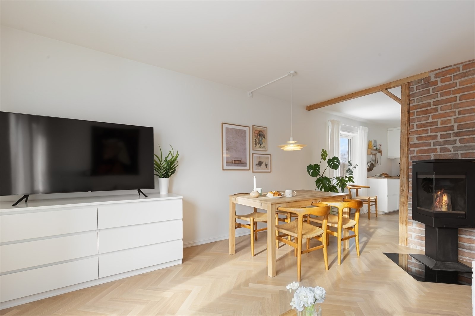 Den sentrerte peisen sørger for en lun og god atmosfære i stuen. Galleribilde