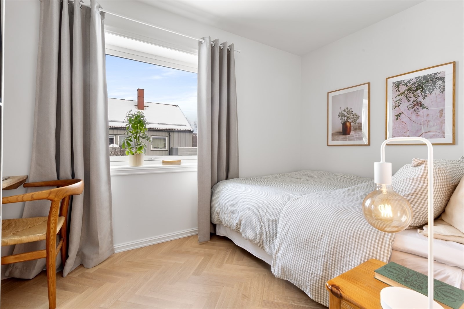 Soverommet har Bjelin Sigtuna fiskebeinsparkett, slette overflater i nøytrale farger og god plass til seng, nattbord og garderobeskap. Galleribilde