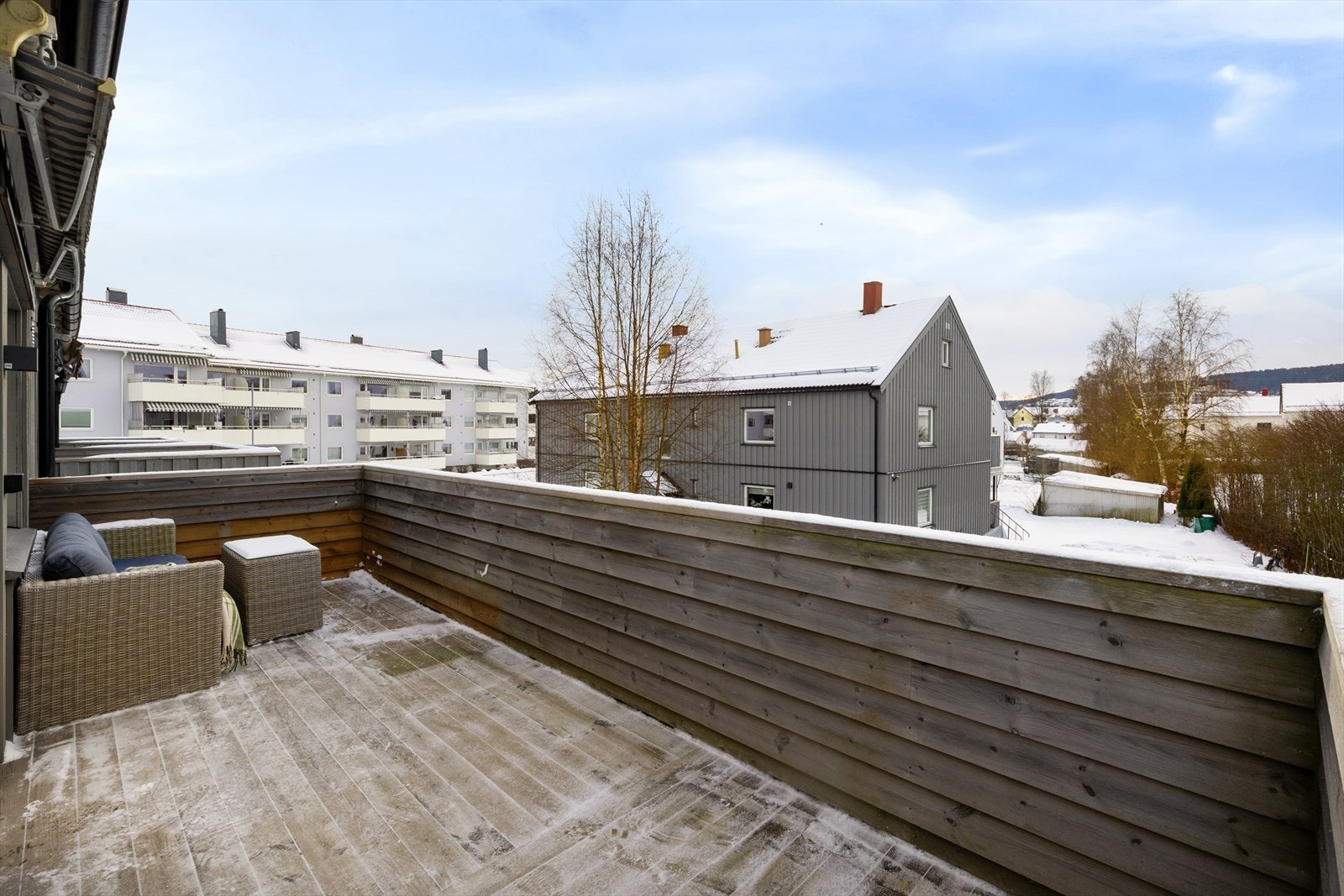 Balkongen måler ca. 14 kvm og har plass til utemøbler og grill. Galleribilde