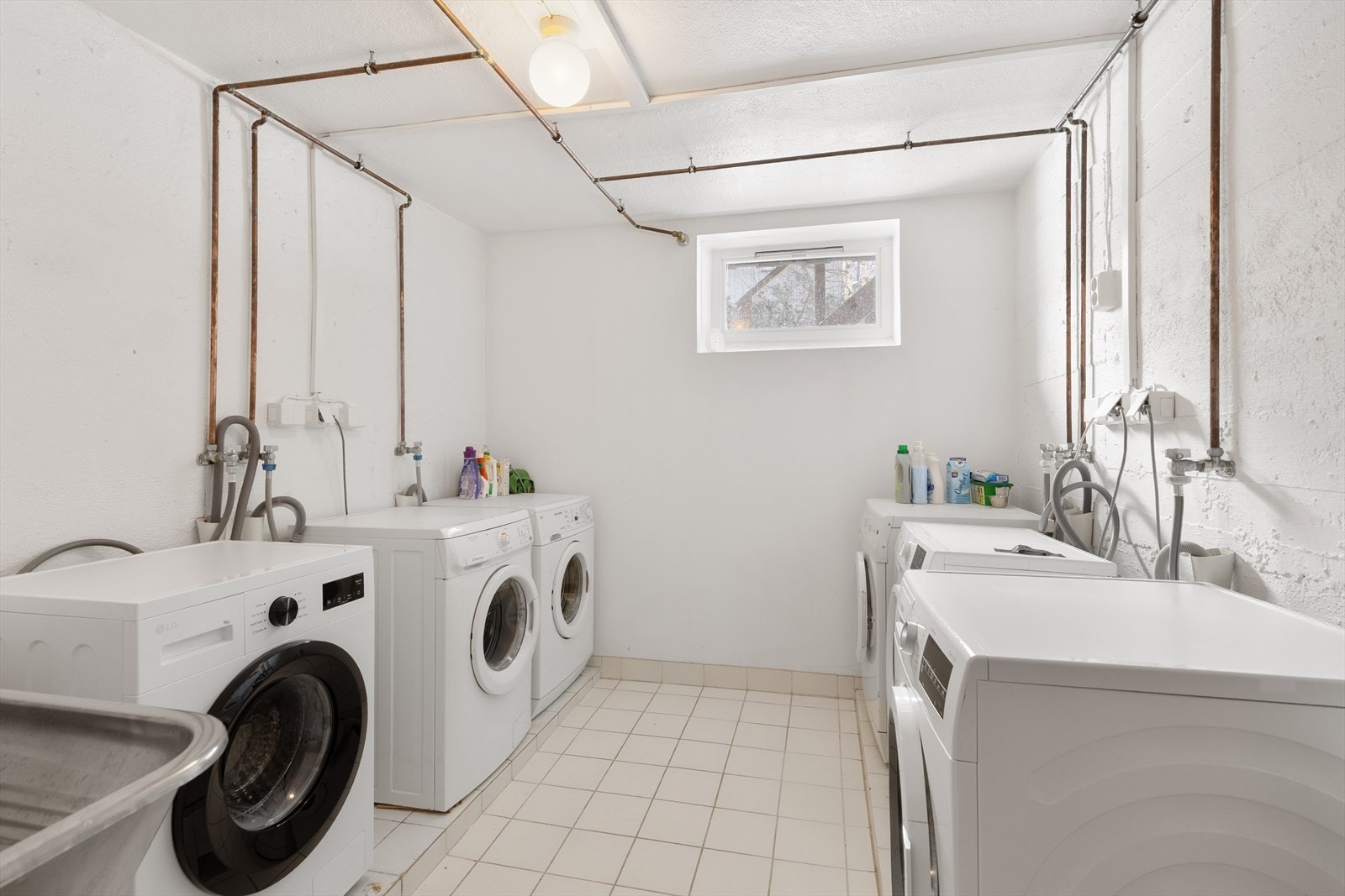 Det er fellesvaskeri til bruk for beboerne. Det er også lagt til rette for å integrere vaskemaskin på kjøkkenet inne i leiligheten, om ønskelig. Galleribilde