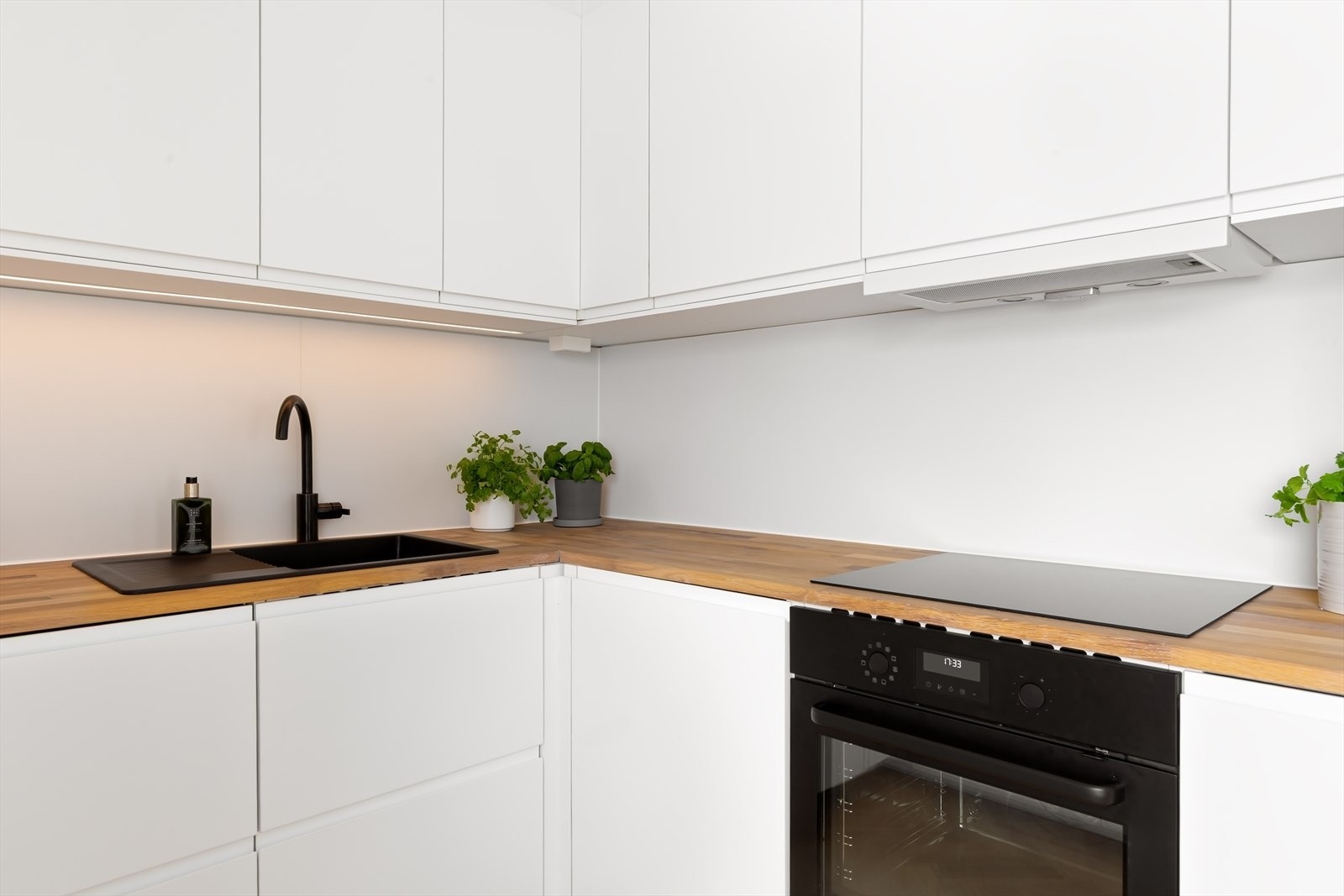 Komplett utstyrt med integrerte hvitevarer som oppvaskmaskin, komfyr, platetopp samt kombiskap med kjøl og frys. Galleribilde