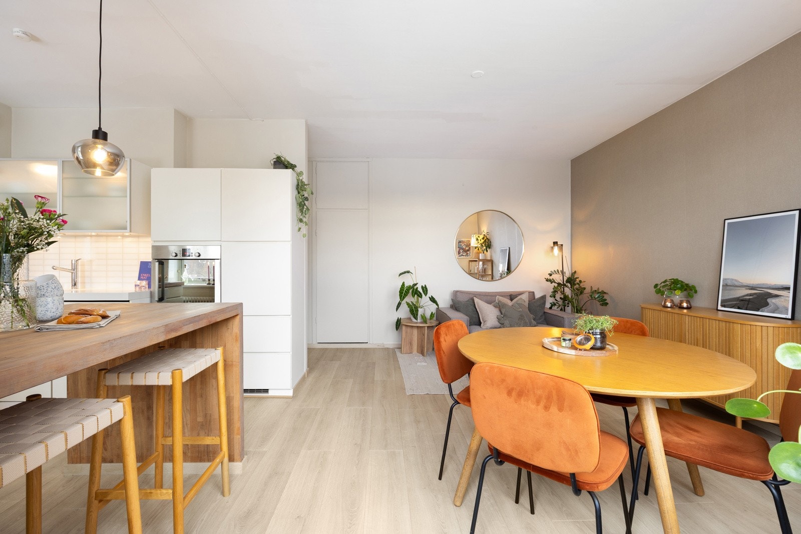 Stuen har en åpen og velfungerende løsning med kjøkkenet, som sikrer god utnyttelse av arealet og skaper et hyggelig og sosialt oppholdsrom. Galleribilde