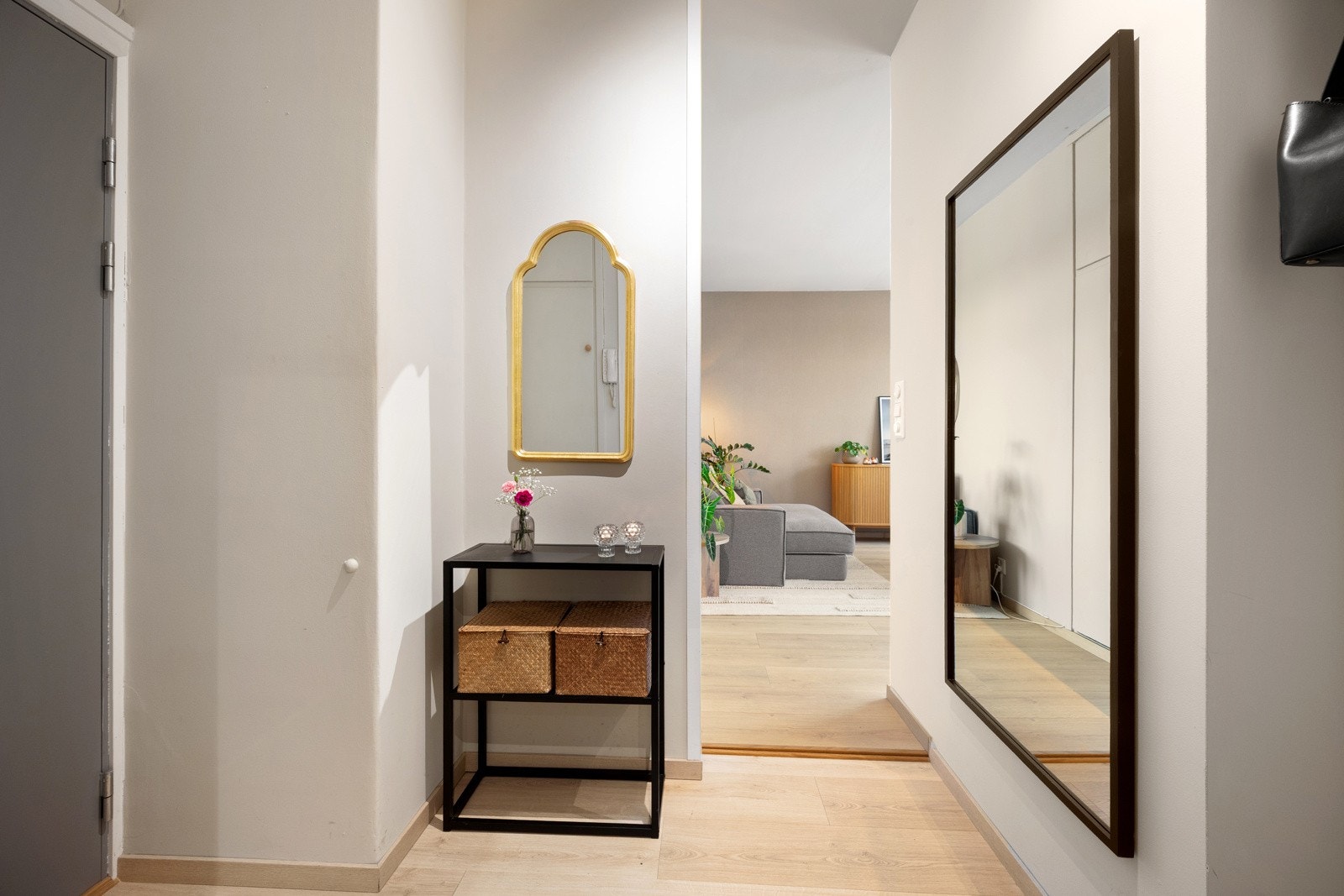 Leiligheten disponerer i tillegg en kjellerbod på ca. 7 kvm samt en loftsbod med gulvareal på ca. 9 kvm, som gir rikelig med ekstra lagringsplass. Galleribilde