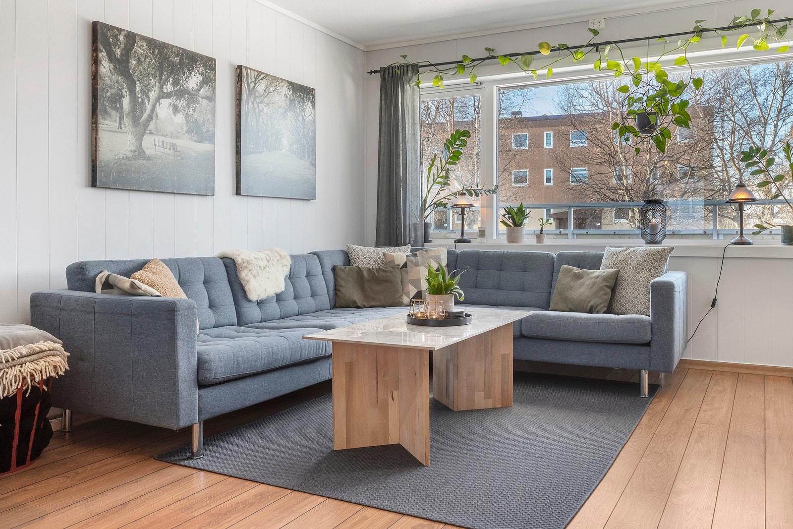 Stuen har store 3-lags vinduer som gir rikelig med lysinnslipp og god isolering. Galleribilde