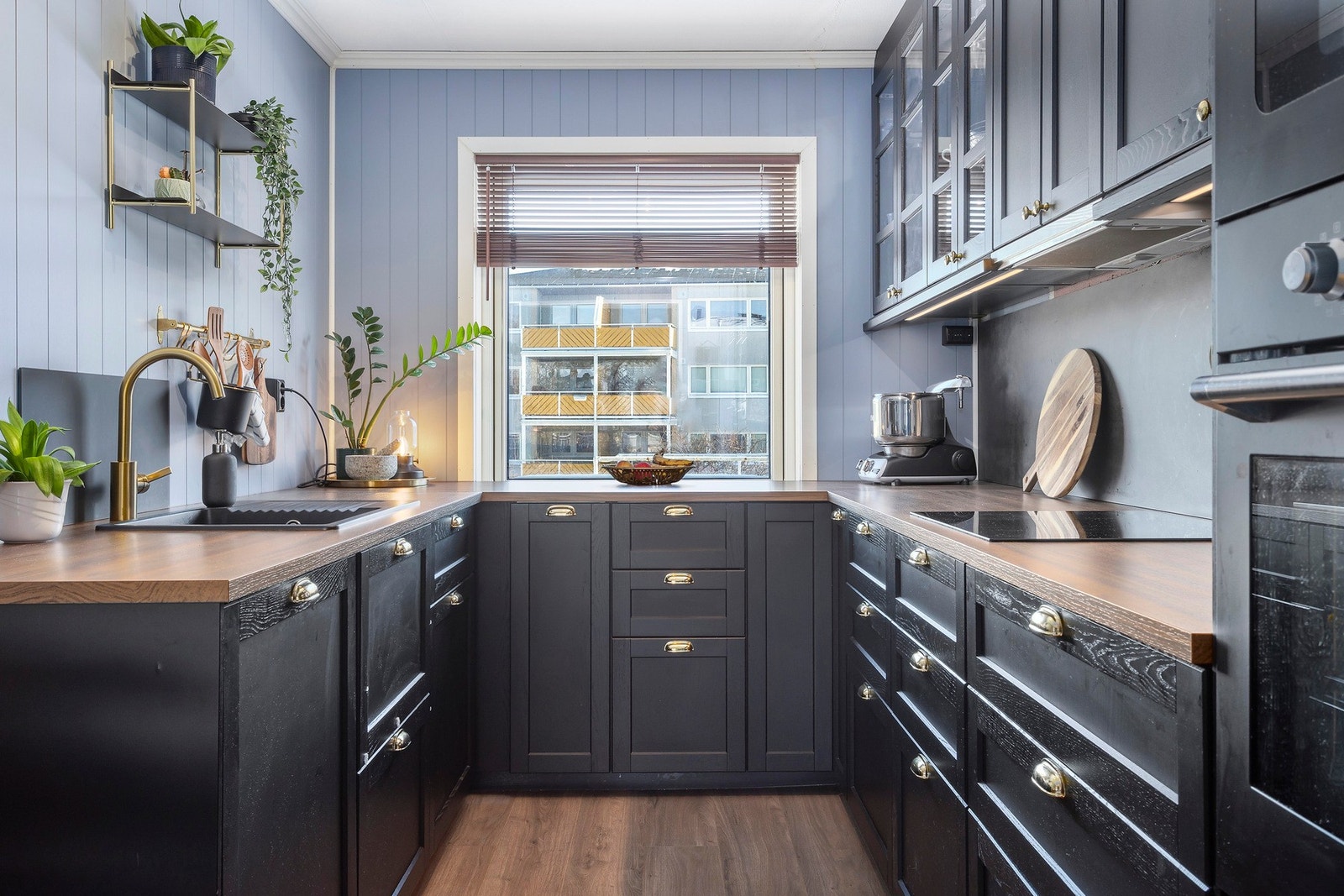 Kjøkkenet byr på mye skap- og benkeplass. Galleribilde