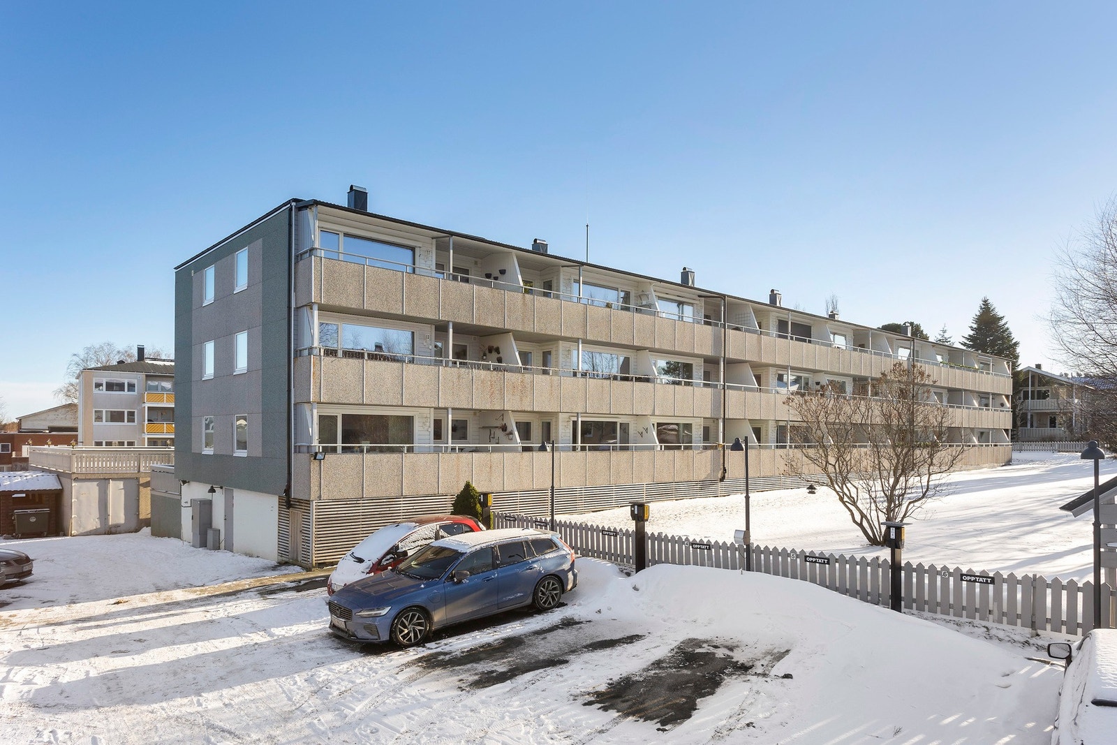 Boligblokken ligger i et trivelig område med nærhet til både dagligvare, bussholdeplass, skoler og barnehager. Galleribilde