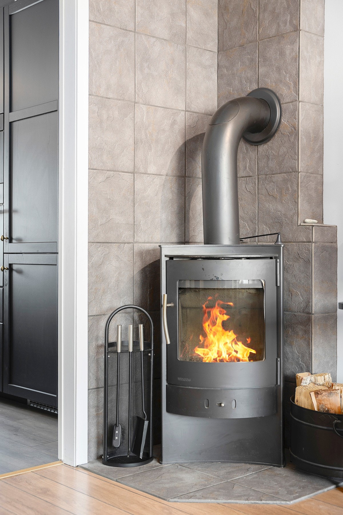 Vedovn bidrar til hyggelig atmosfære og en god varme på kalde vinterkvelder. Galleribilde