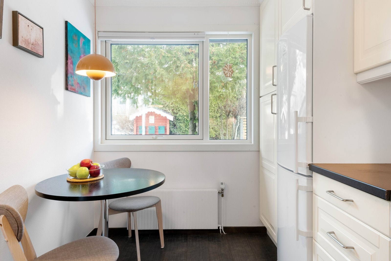 Spiseplass på kjøkkenet med terrassen rett utenfor. Her kommer morgensolen inn. En fin frokostplass. Galleribilde