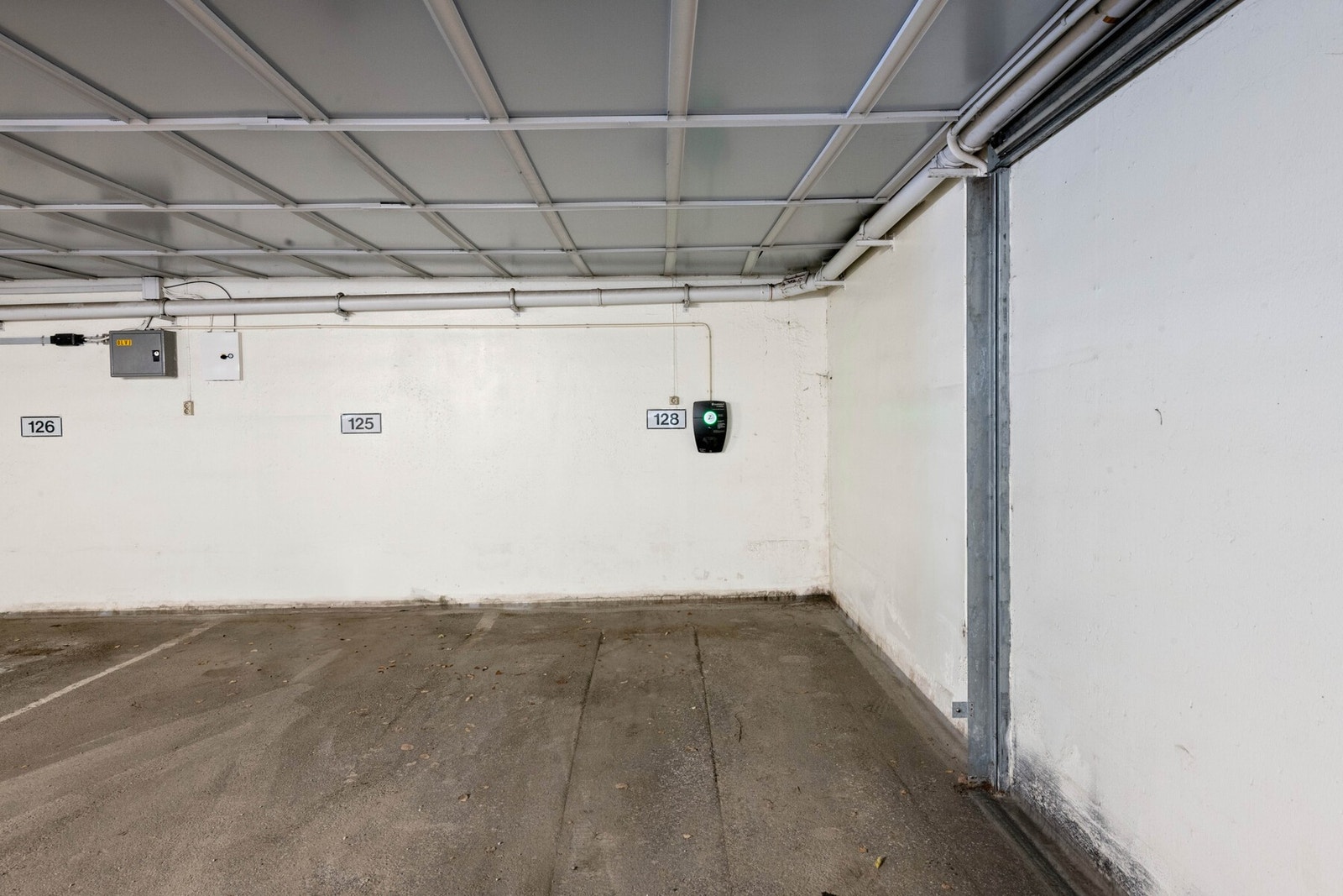 Garasjeplass 128 med elbil lader i felles garasjeanlegg medfølger. Galleribilde