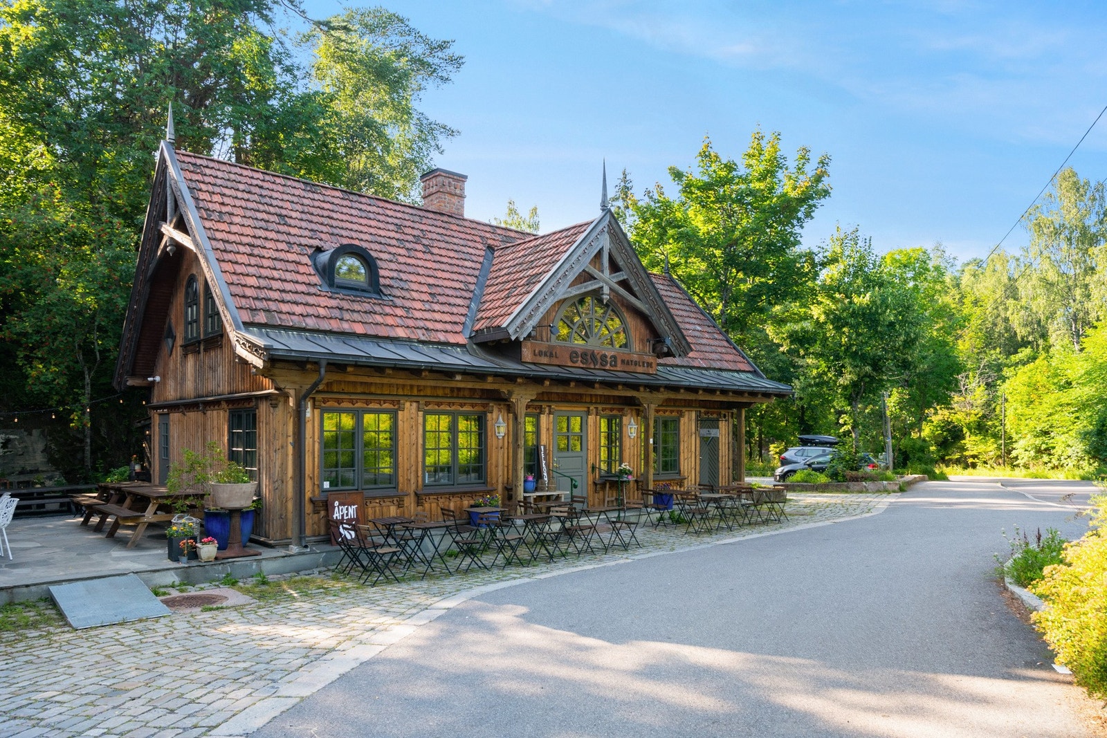 Like i nærheten finner du den populære resturant og vinbaren Essa på Ljan, en flott nabolagsrestaurant med catering og selskapslokaler. Her viser de også fra tid til annen fotball på storskjerm. Galleribilde