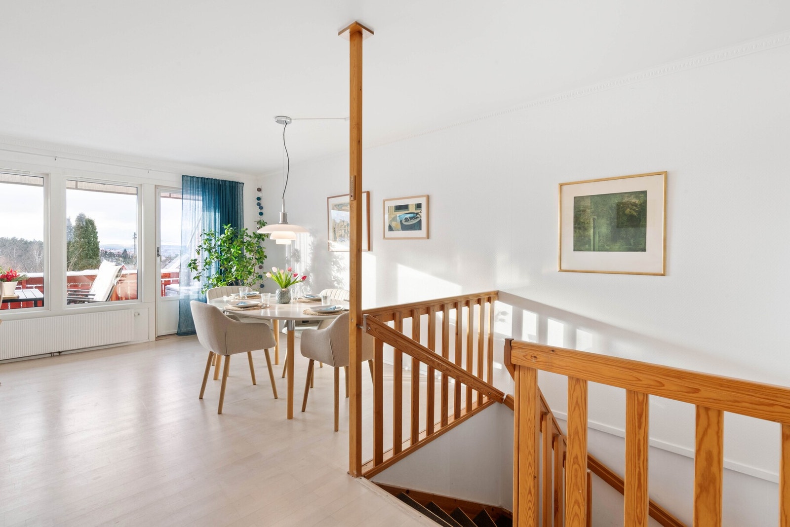 Spisestue og utgang til balkongen samt underetasjen. Galleribilde