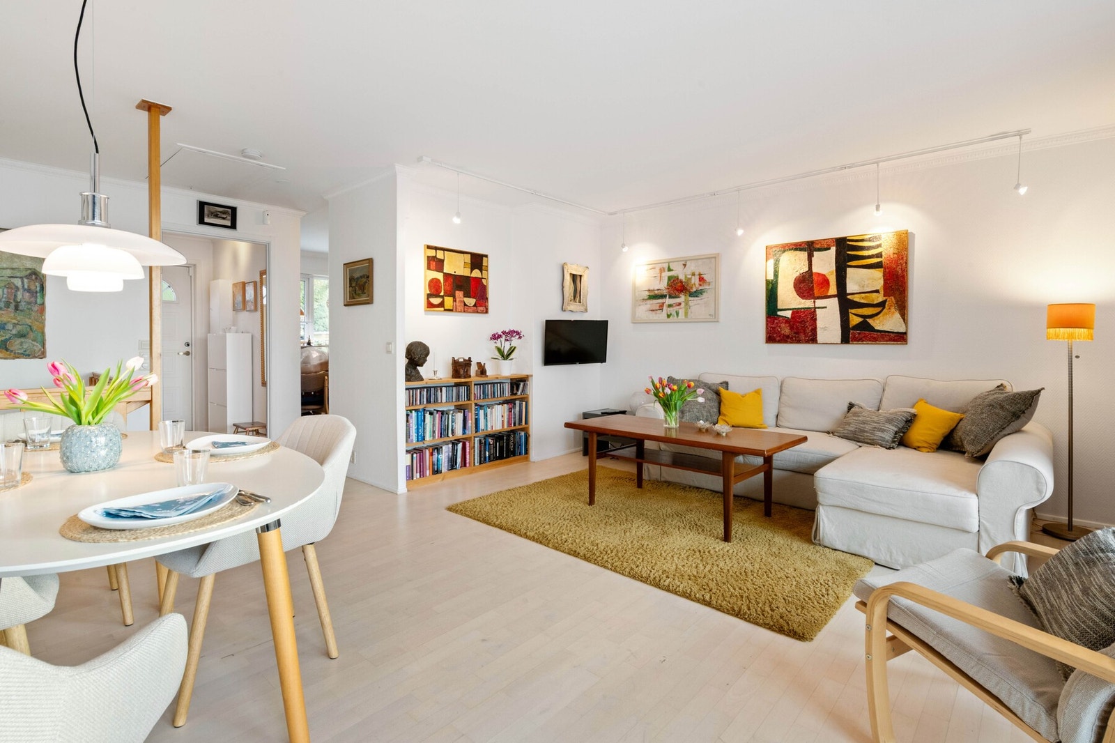 I taket er det en loftsluke med trapp til et romslig lagringsloft med ståhøyde, gulv og lys. Galleribilde