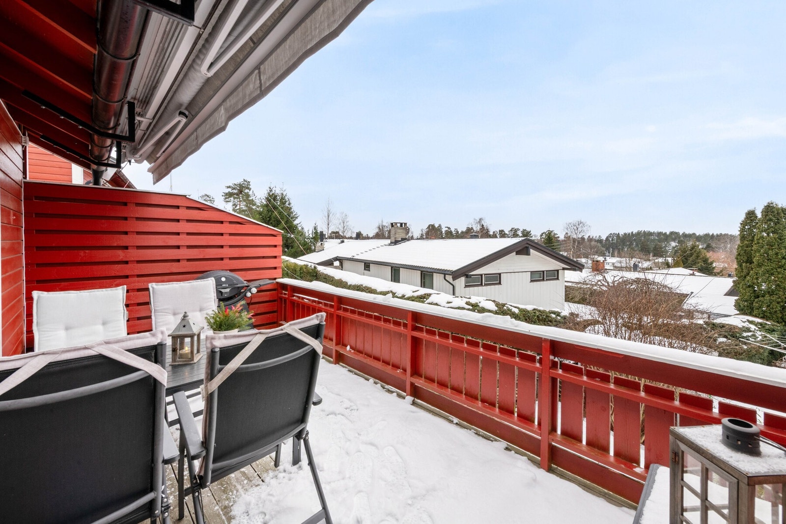 Balkongen er ca. 14 m² og har stor, elektrisk markise. Galleribilde