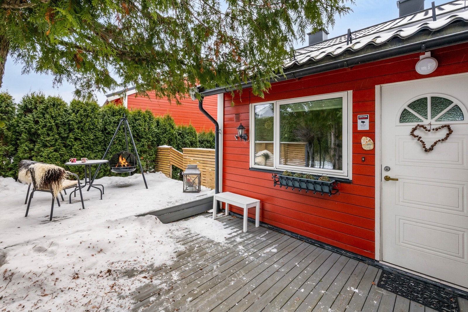 Uteplassen har sol hele dagen. Galleribilde