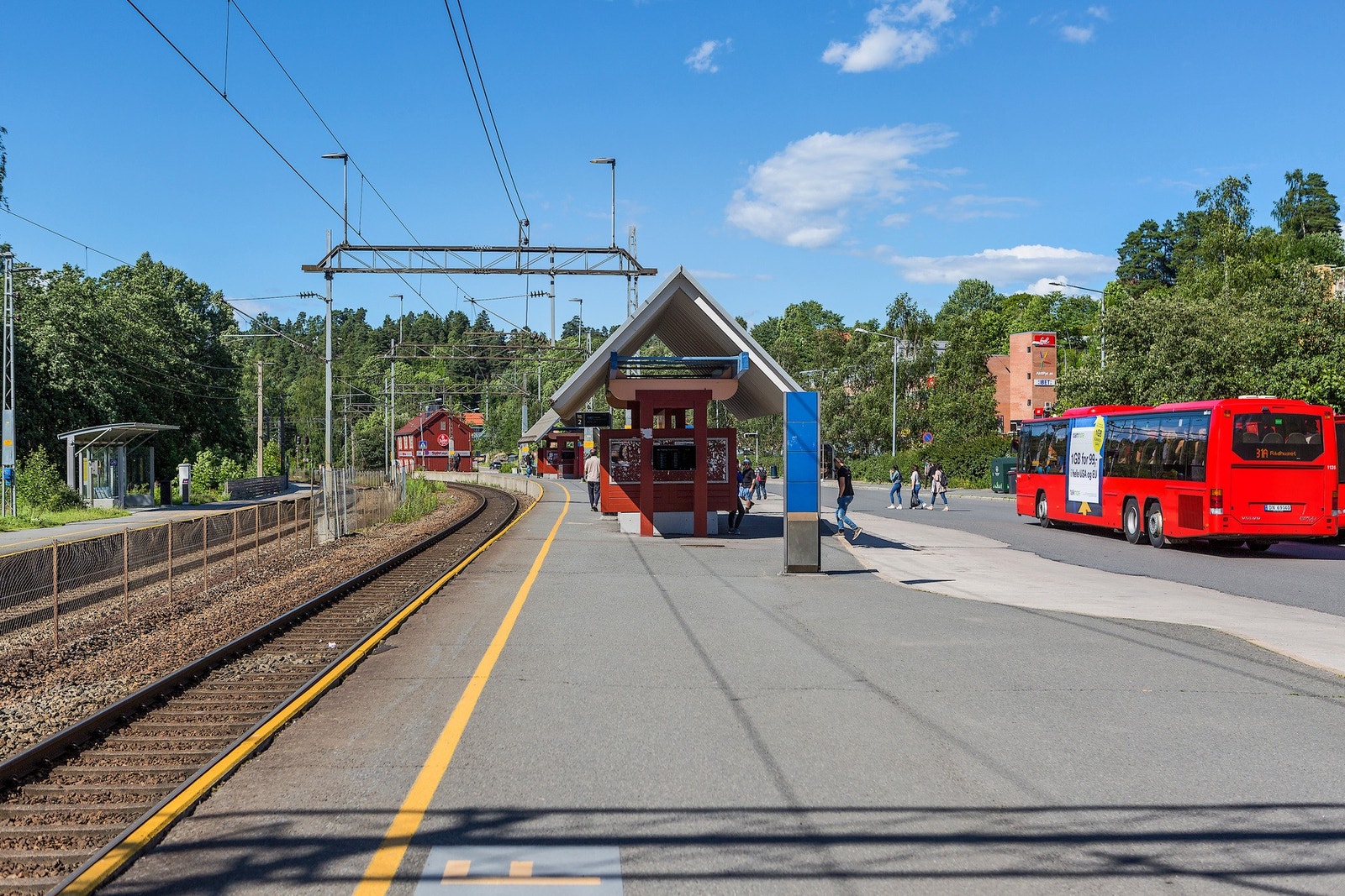 Hauketo st. med overgang til tog og flere busslinjer. Toget bruker 8 - 10 min. til Oslo S. Peppes Pizza ligger i enden. Galleribilde