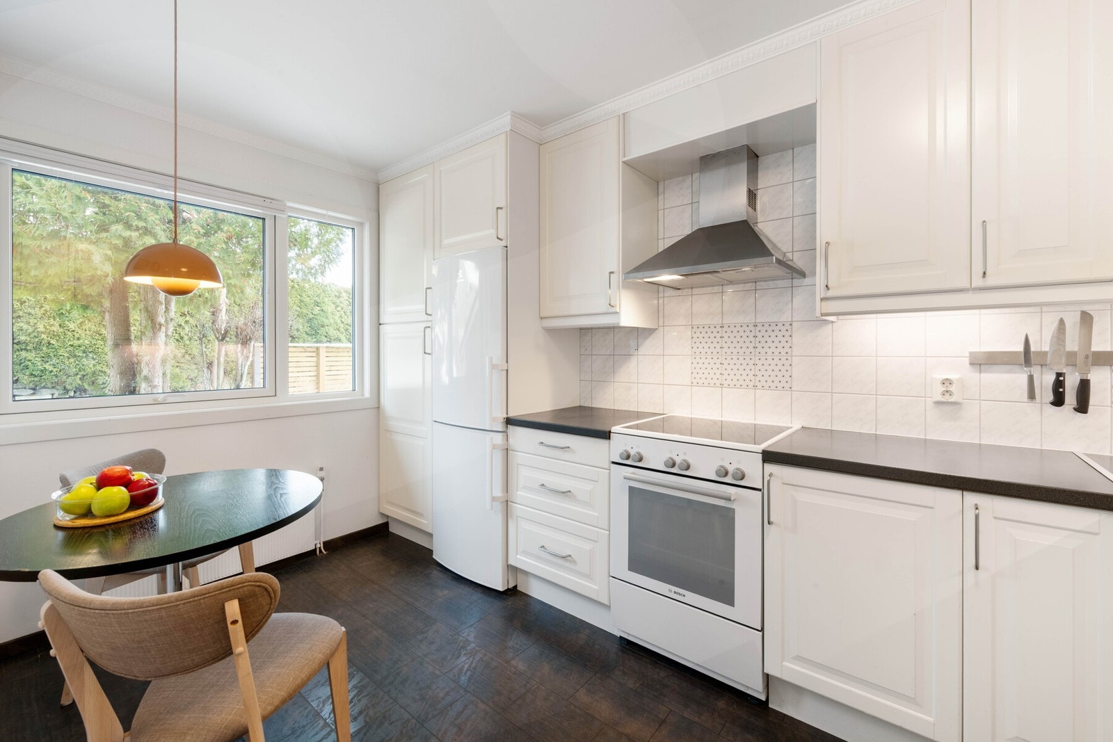 IKEA kjøkkeninnredning fra 2009 har godt med skap- og benkeplass. Galleribilde