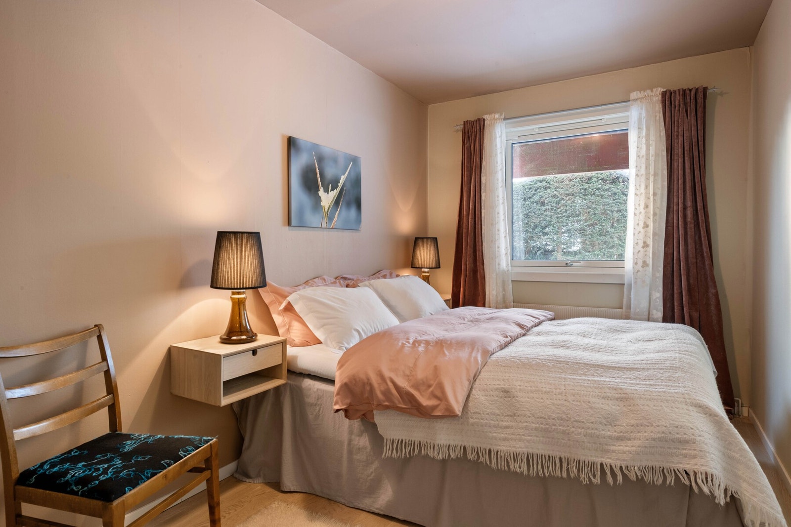 Hovedsoverom er 10 m² og har parkettgulv. Galleribilde