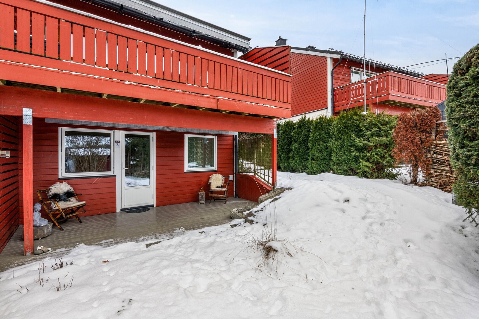 Den tredje uteplassen er terrassen under balkongen. Den er er ca. 14 m². Galleribilde