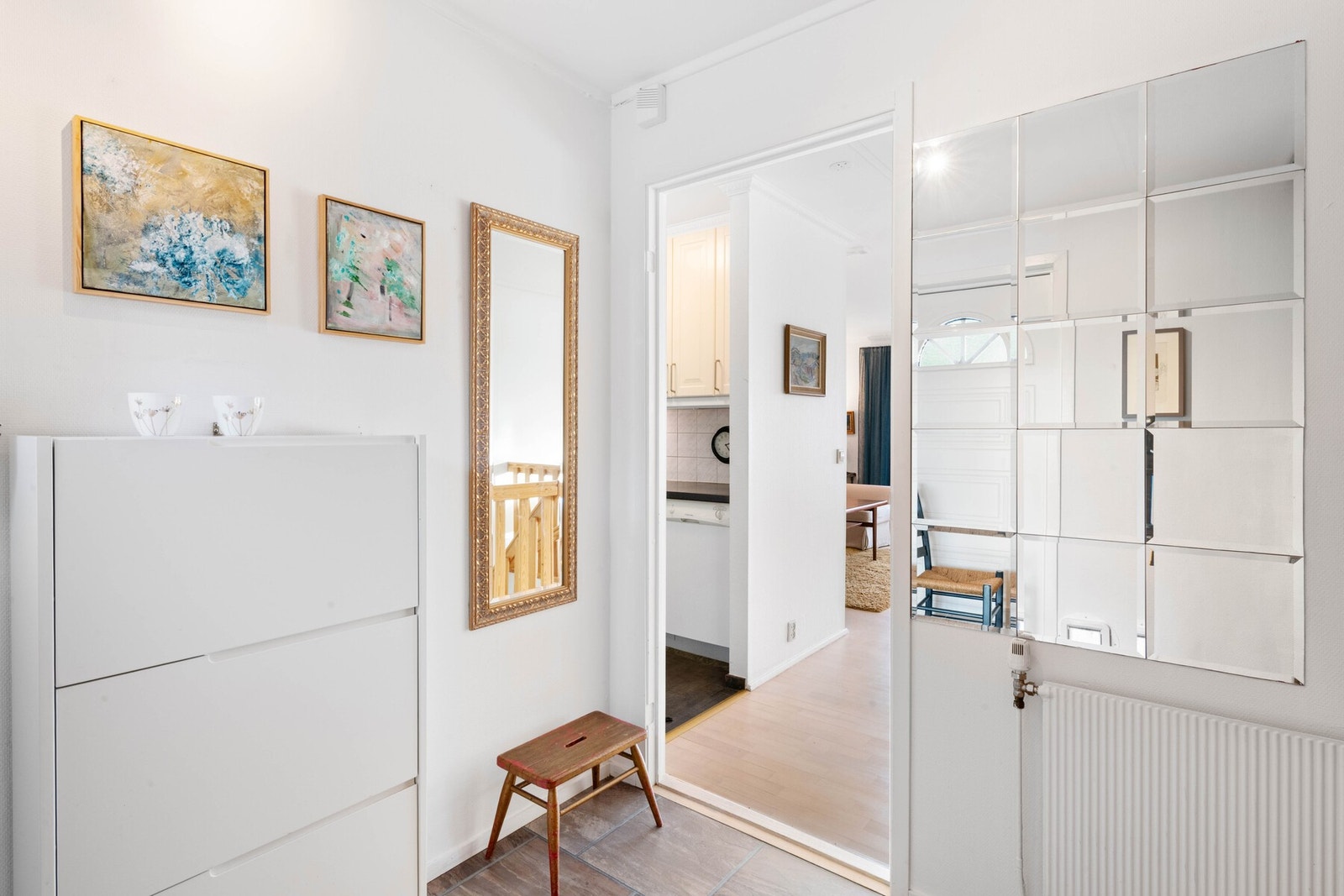 Radiator på veggen for oppvarming. Galleribilde